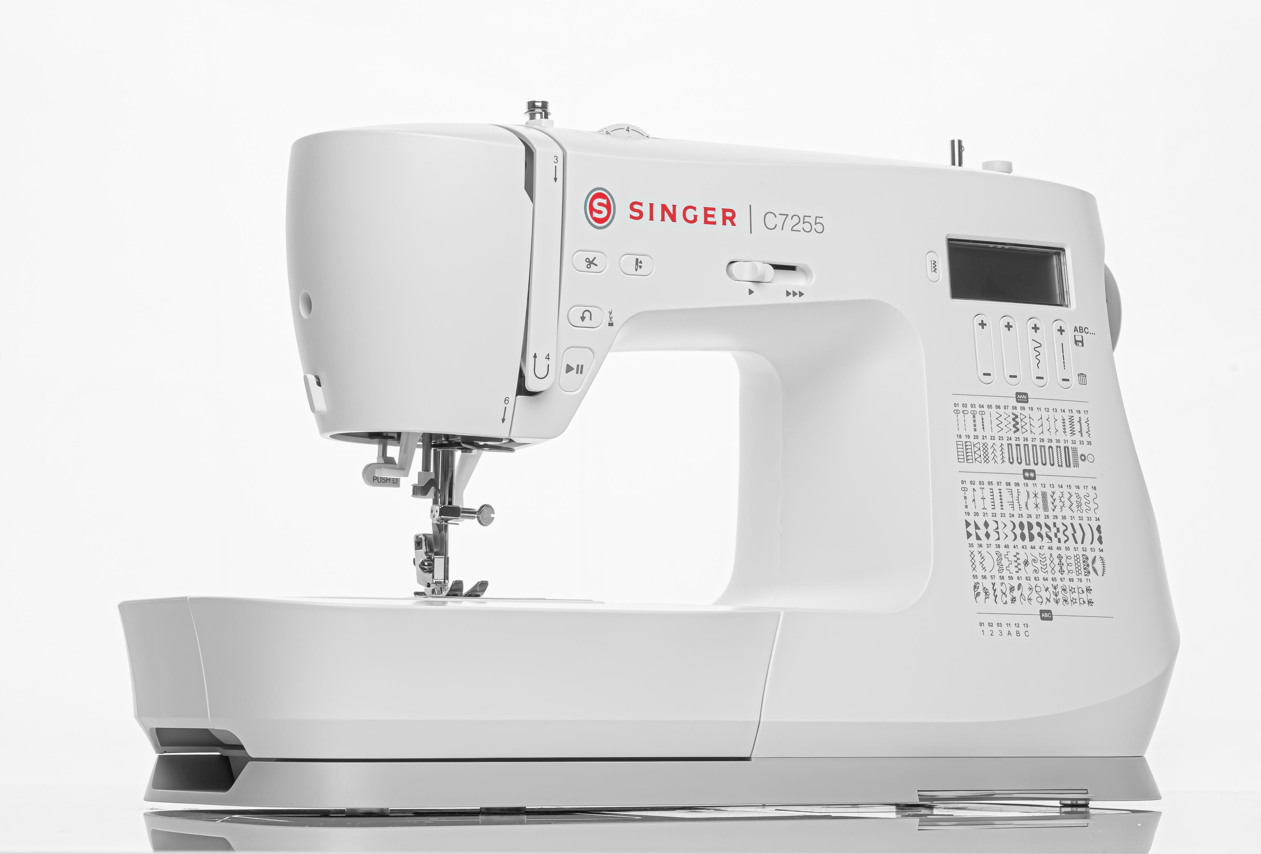 Weiße Nähmaschine mit rotem Singer-Logo. Weißer Hintergrund, Seitenansicht rechts.
