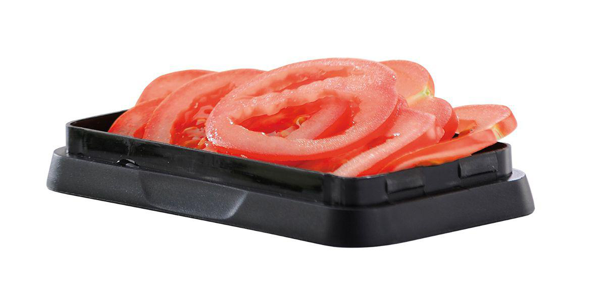 Geschnittene Tomaten in einem schwarzen Behälter. Tomaten sind rot. Behälter auf weißem Hintergrund.