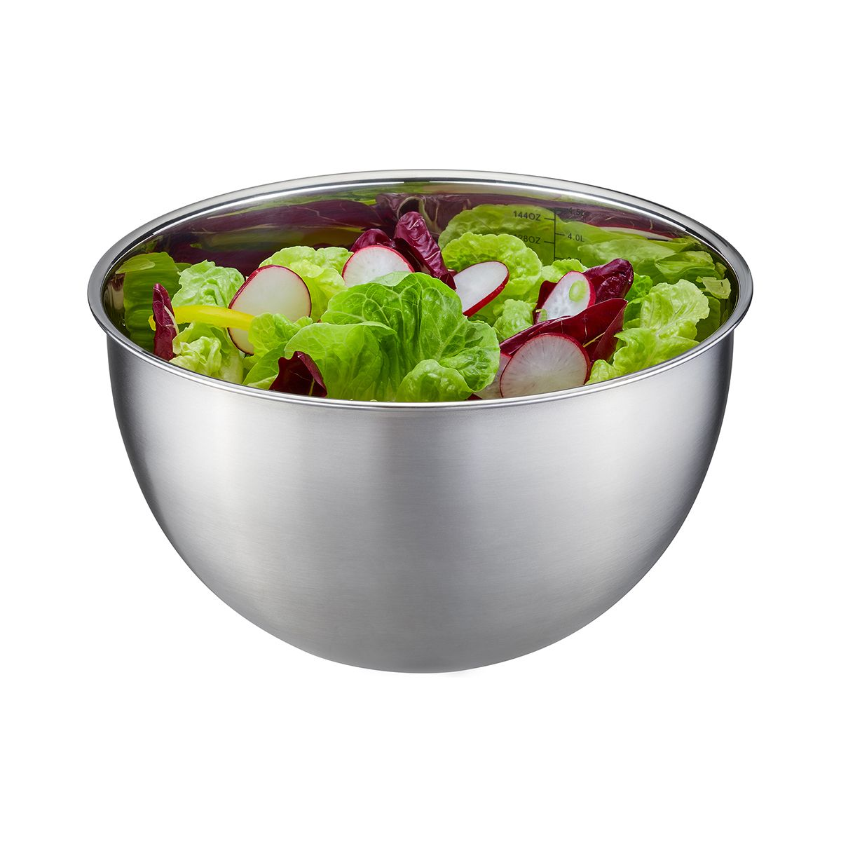 Edelstahlschüssel mit Salat, Radieschen und anderen frischen Zutaten gefüllt.