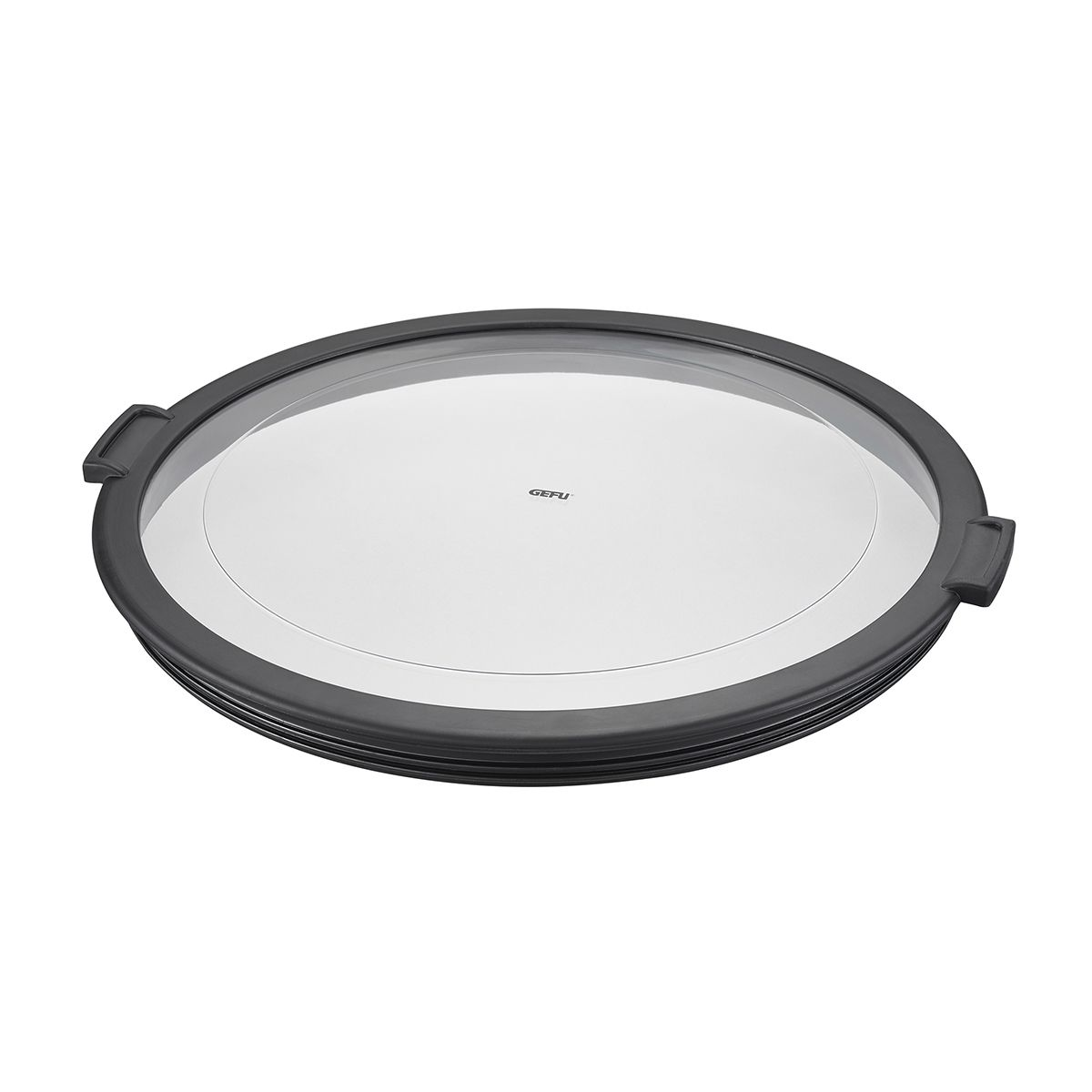 Ein grauer Deckel mit durchsichtigem Mittelteil und Griffen, GEFU-Markenlogo sichtbar.