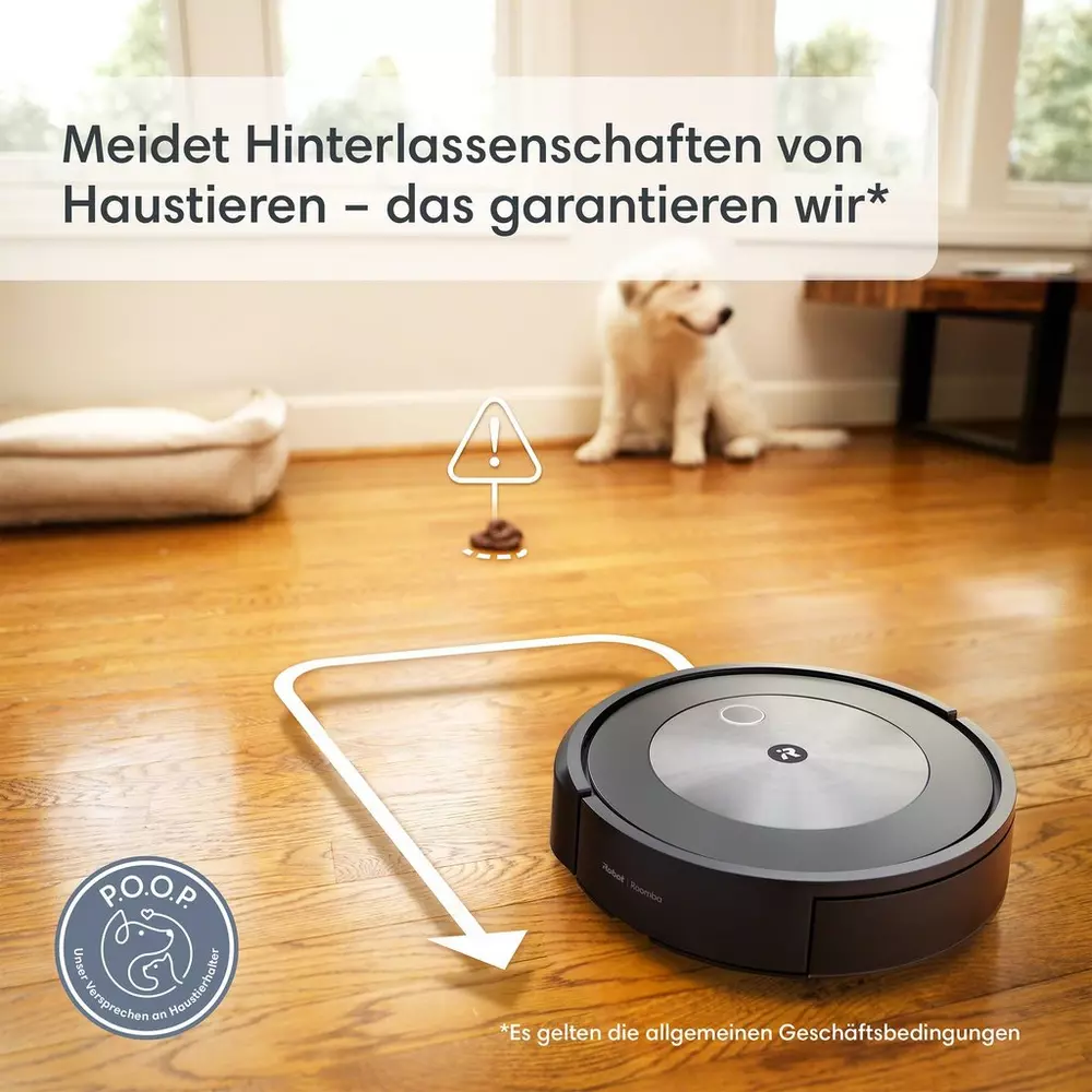 Roboterstaubsauger auf Holzboden, mit Hund im Hintergrund.