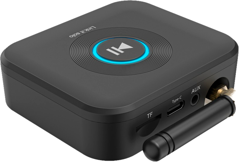 Récepteur audio noir avec boutons et ports. Une prise argentée est connectée.