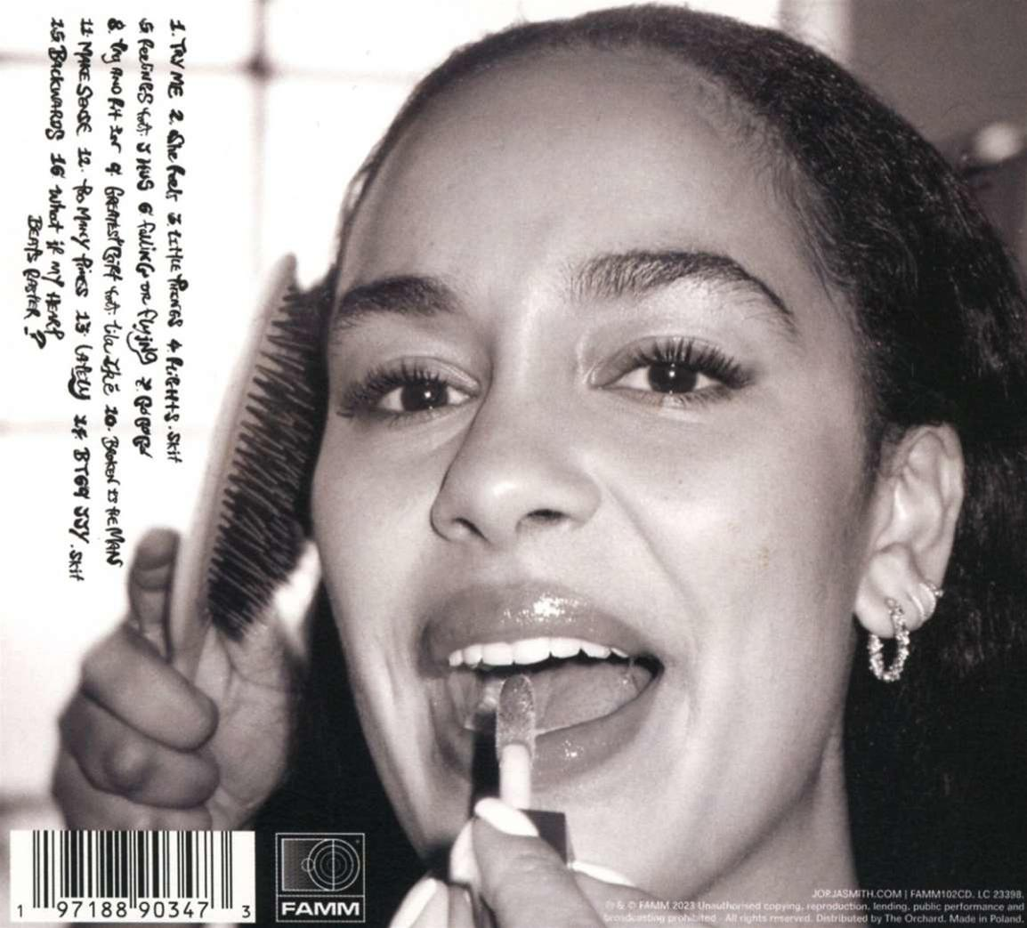 Frau trägt Lipgloss auf, Spiegel und Song-Playlist sichtbar.