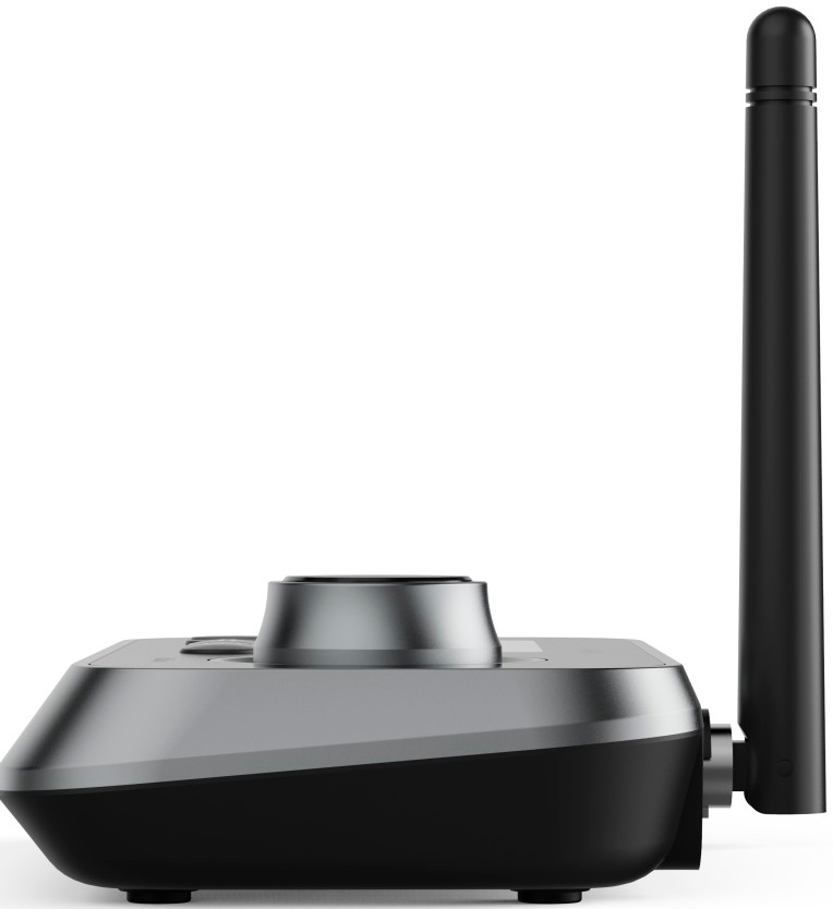 Vue latérale d'un appareil argenté et noir avec une antenne noire. C'est un routeur.