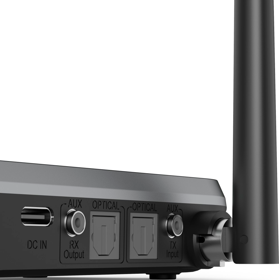Gros plan sur un récepteur audio noir avec ports d'entrée/sortie et une antenne.