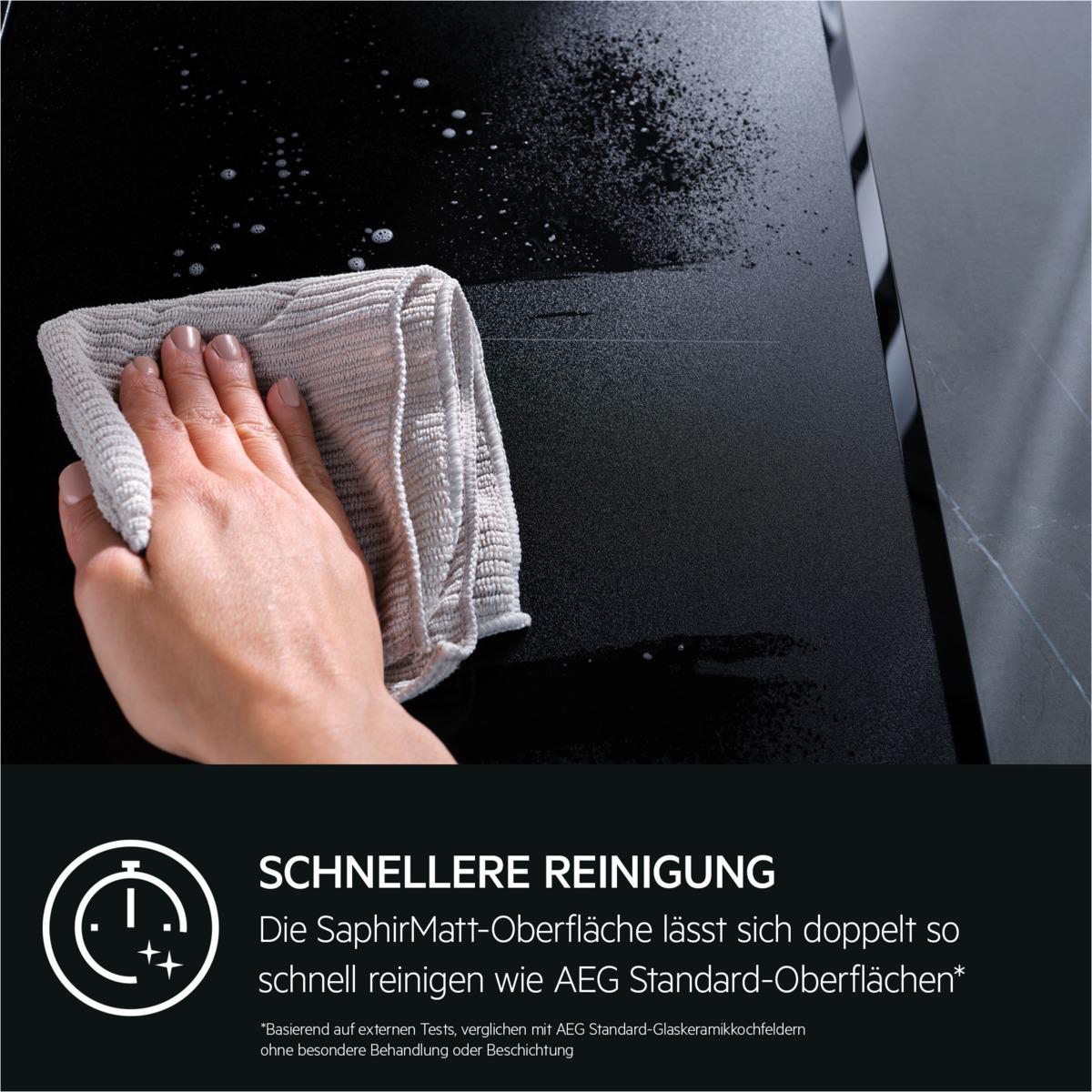 Hand wischt eine schwarze Oberfläche mit einem grauen Tuch ab. Text wirbt für schnellere Reinigung.