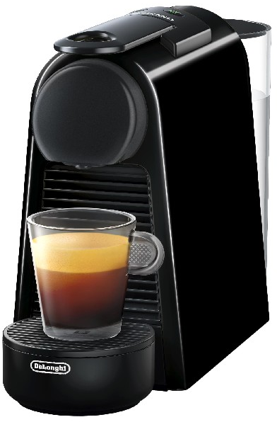 Schwarze DeLonghi Espressomaschine mit einem Glas Espresso vorne.