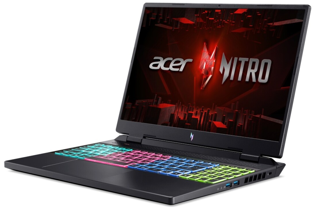 Schwarzes Acer Nitro Laptop mit bunter beleuchteter Tastatur, geöffnet auf rotem Bildschirm.