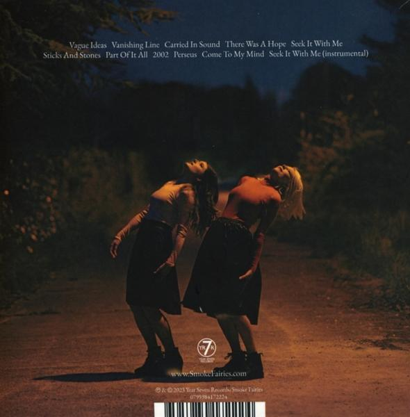 Zwei Frauen tanzen nachts auf einer Straße, Albumcover mit Songtiteln.