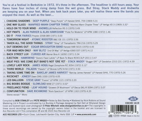 Rückseite einer CD mit einer Musikliste. Text in Englisch. Weißer Hintergrund.