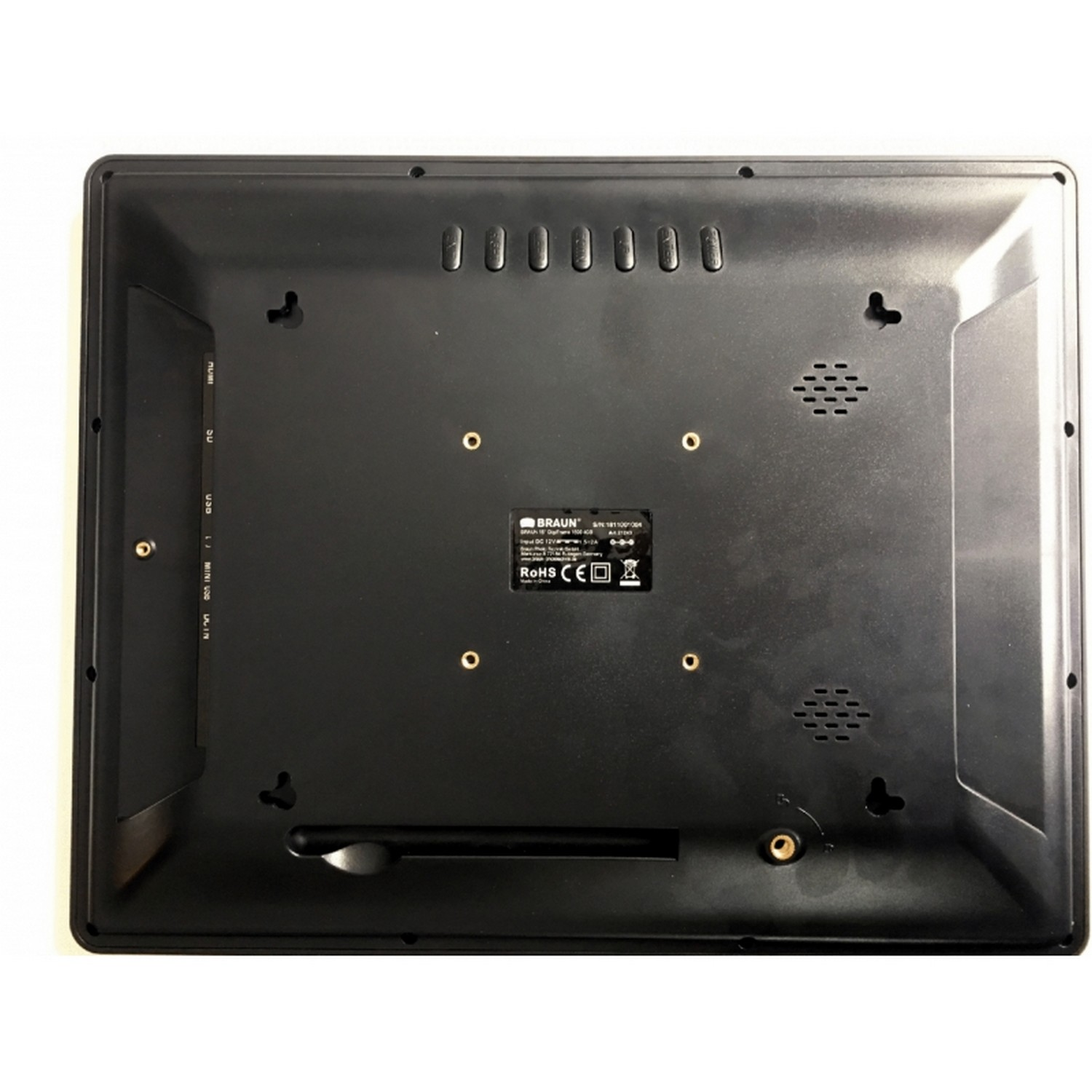 L'arrière d'un téléviseur noir avec des ports de connexion et une étiquette de marque. La vue est d'en bas.