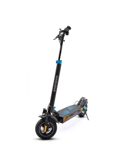 Primer plano de la rueda y suspensión de un patinete eléctrico, con una señal de tráfico.