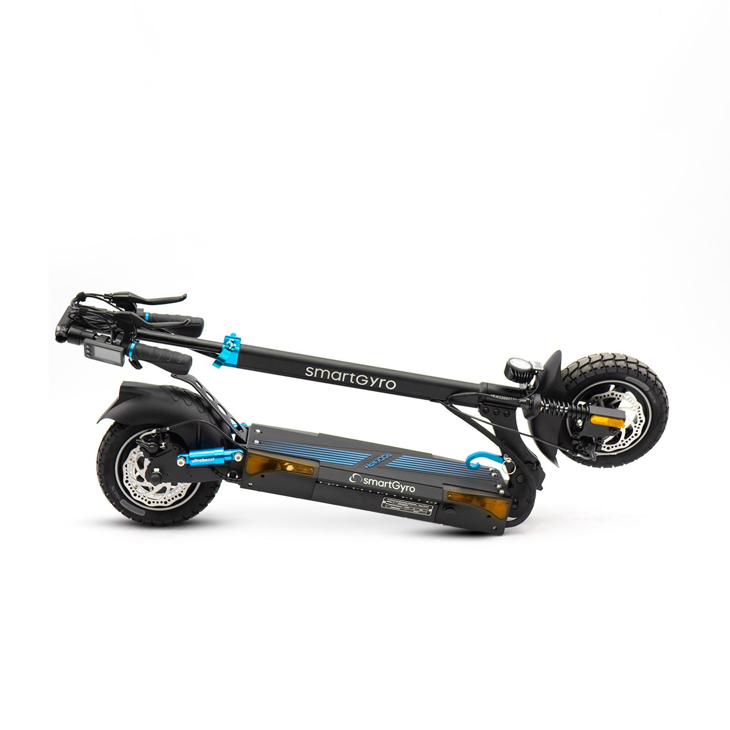 Patinete eléctrico Smartgyro negro y azul, plegado, sobre fondo blanco.