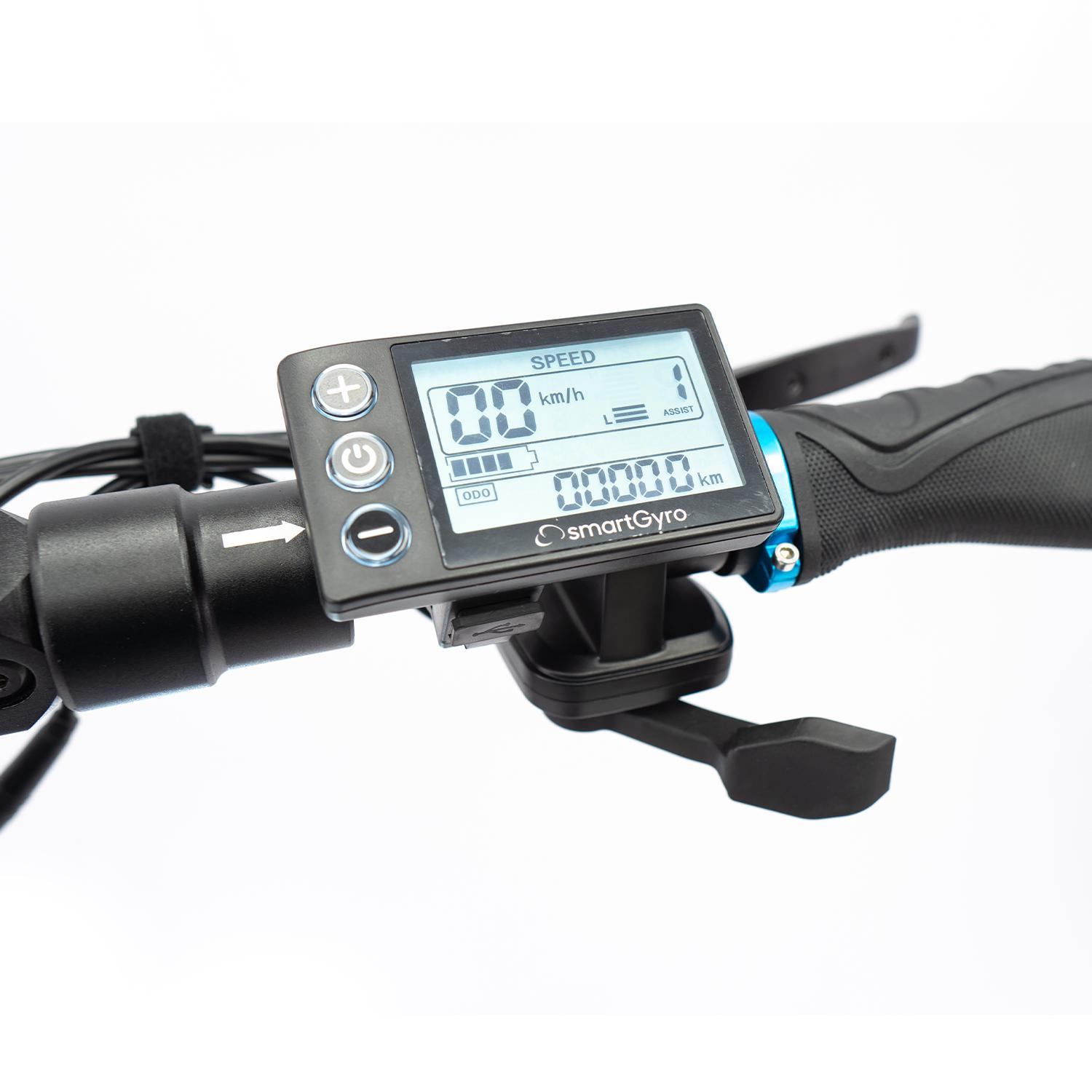 Primer plano del manillar de una e-bike con pantalla mostrando velocidad y batería.