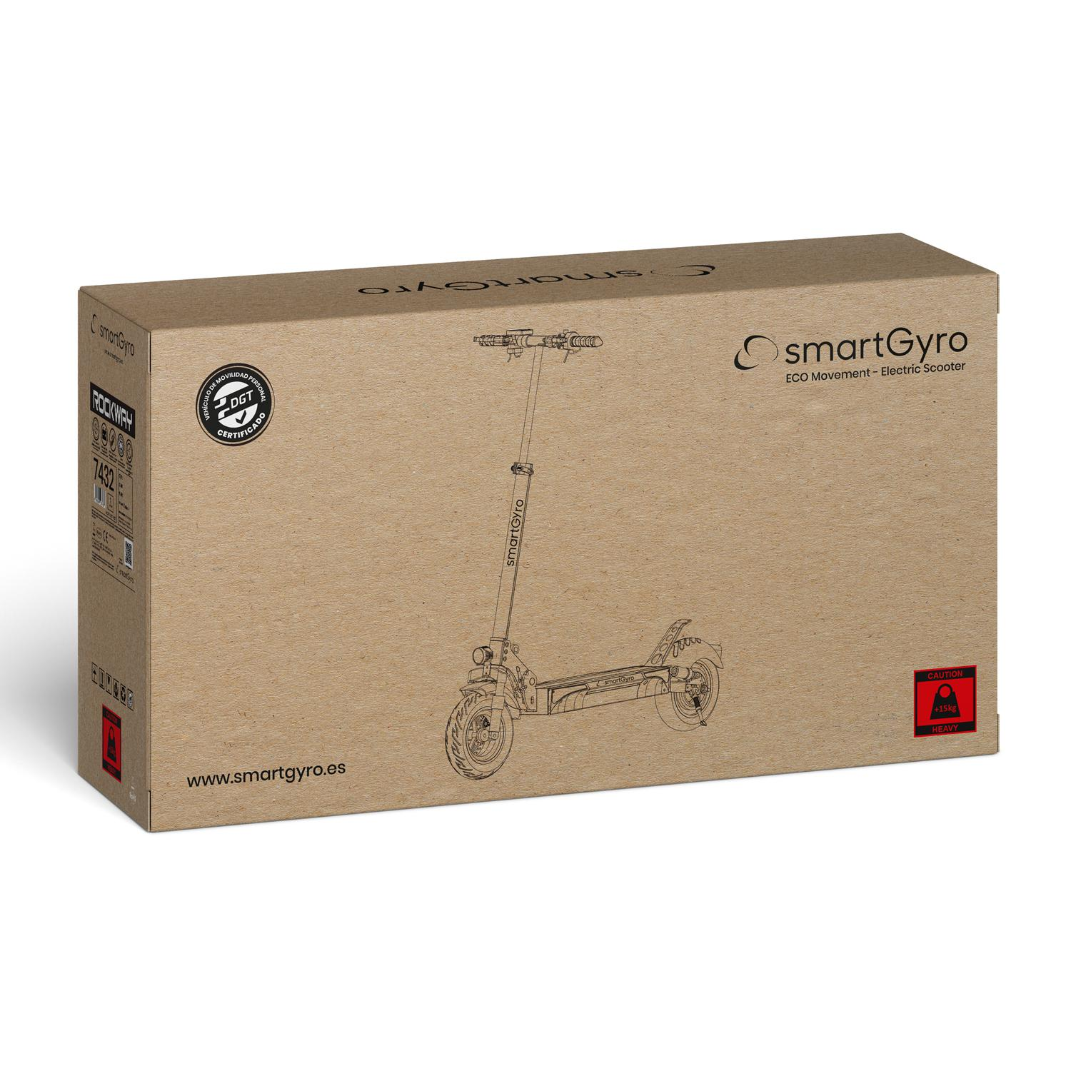 Caja marrón con dibujo de patinete y texto. La caja está sobre fondo blanco.