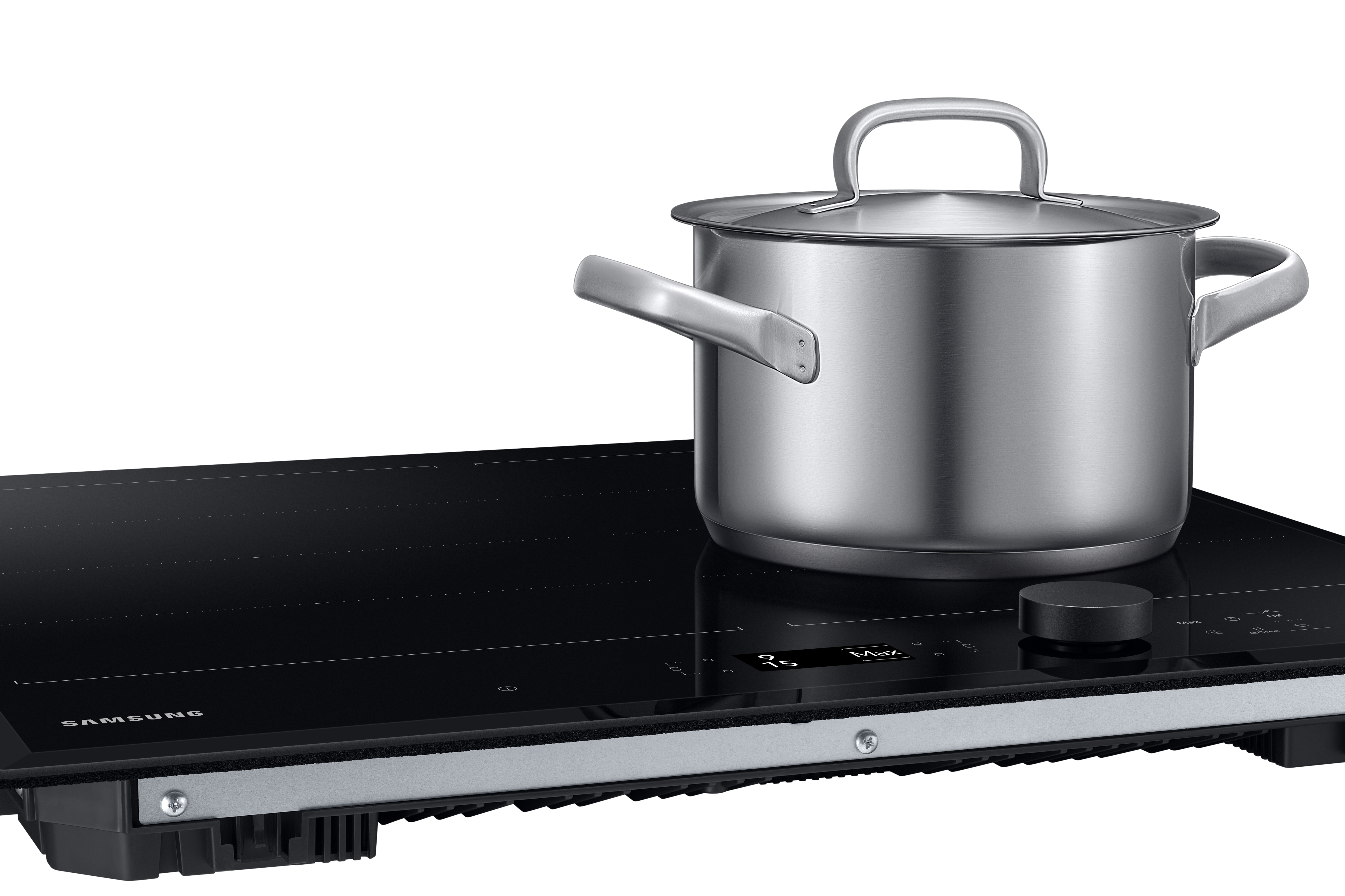 Una olla con tapa en una placa de inducción negra. La marca es Samsung.