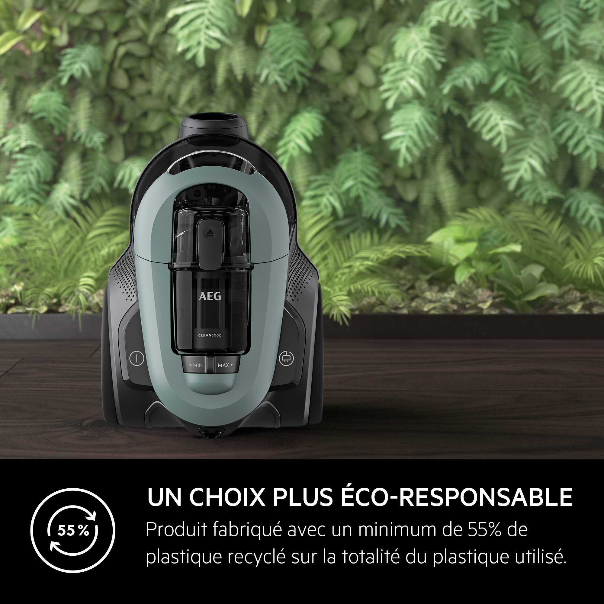 Un aspirateur AEG sur un plancher en bois, avec du texte sur l'utilisation de plastique recyclé.
