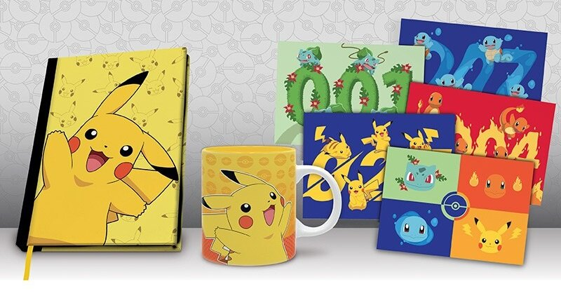 Artykuły papiernicze i kubek z motywem Pikachu z grafiką postaci Pokémon.