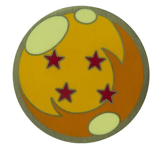 Okrągła odznaka z czterema czerwonymi gwiazdami, żółtym księżycem i złotym konturem na białym tle.