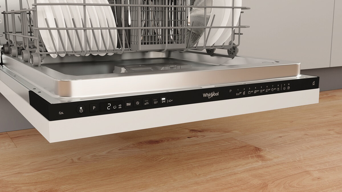 Panel sterowania zmywarki, biały. Pokazuje przyciski i wyświetlacze do ustawień i operacji. Marka Whirlpool.