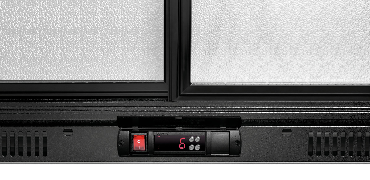 Nahaufnahme eines schwarzen Kühlschranks mit Digitalanzeige, die die Zahl 6 anzeigt. Der Hintergrund ist strukturiertes weißes Glas.