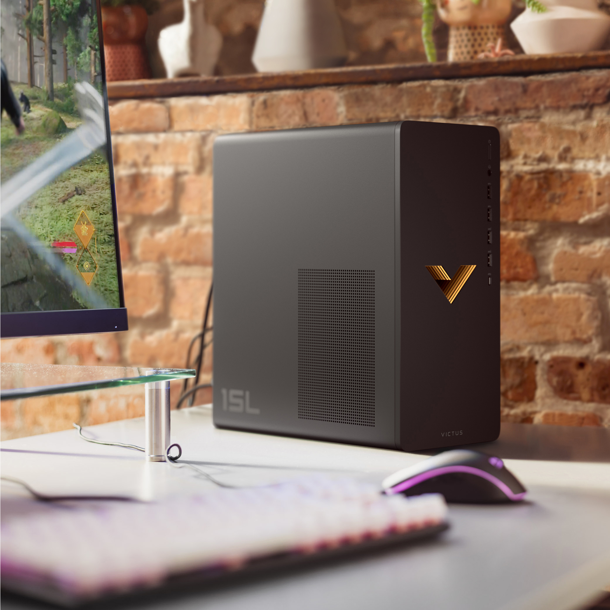 Schwarzer Desktop-Computer auf einem Schreibtisch, ein Monitor und eine Tastatur sind im Bild.