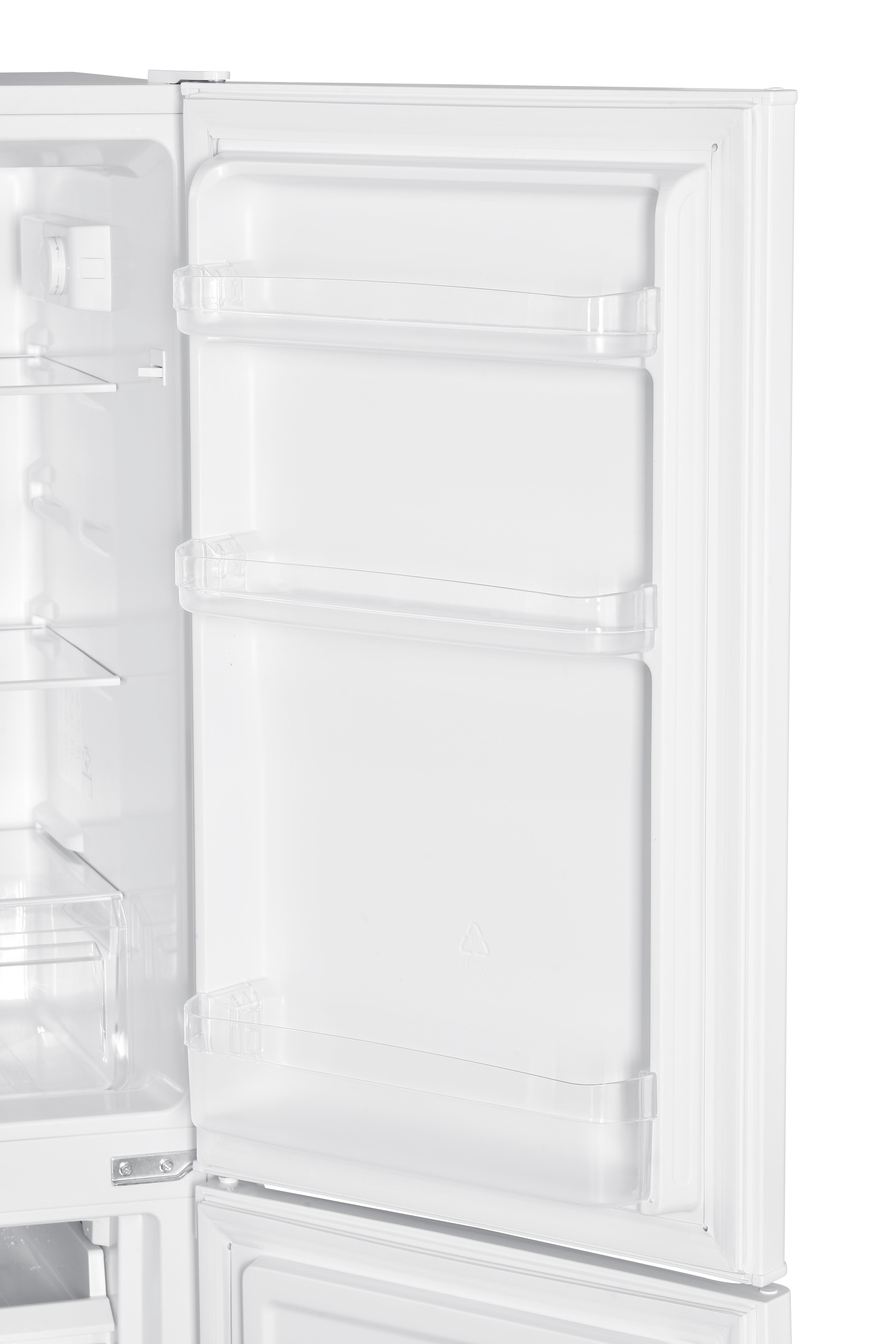 Ein geöffneter Kühlschrank mit weißem Innenraum und sichtbaren Regalen.