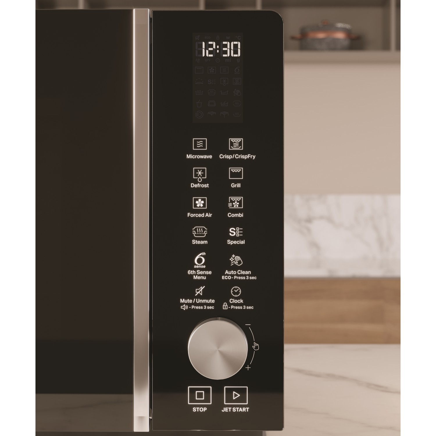 Een zwart bedieningspaneel van een magnetron met knoppen en een digitaal klokdisplay wordt close-up getoond.