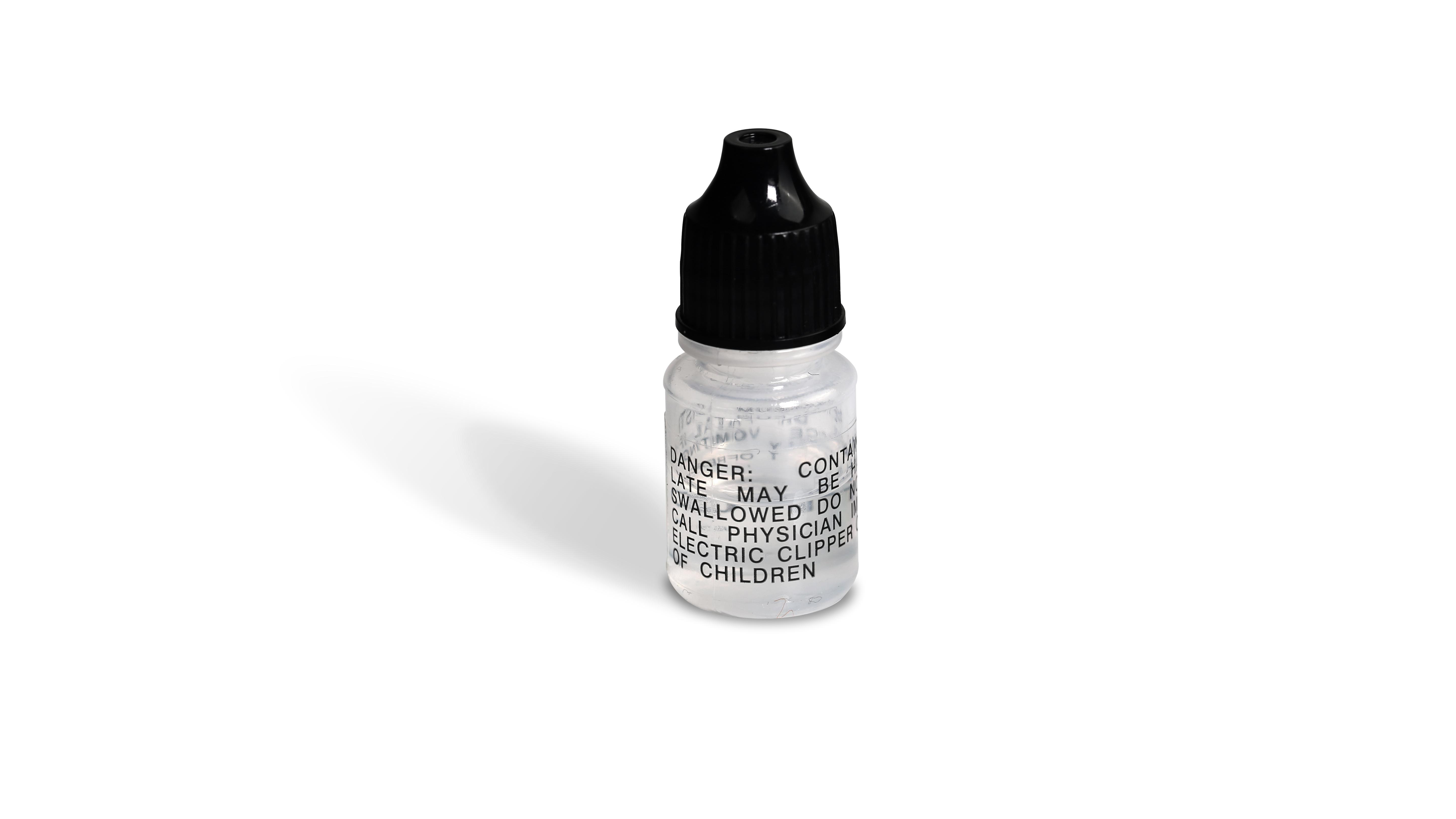 Transparente Plastikflasche mit schwarzem Deckel. Weißer Hintergrund. Enthält Flüssigkeit.