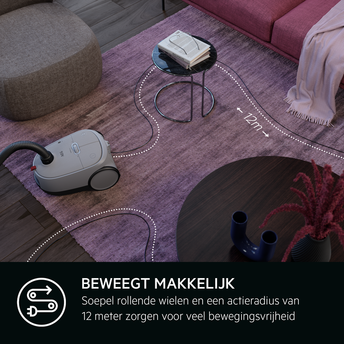 Een stofzuiger wordt in een kamer getoond. Een netsnoer toont de actieradius. Er is een tapijt.