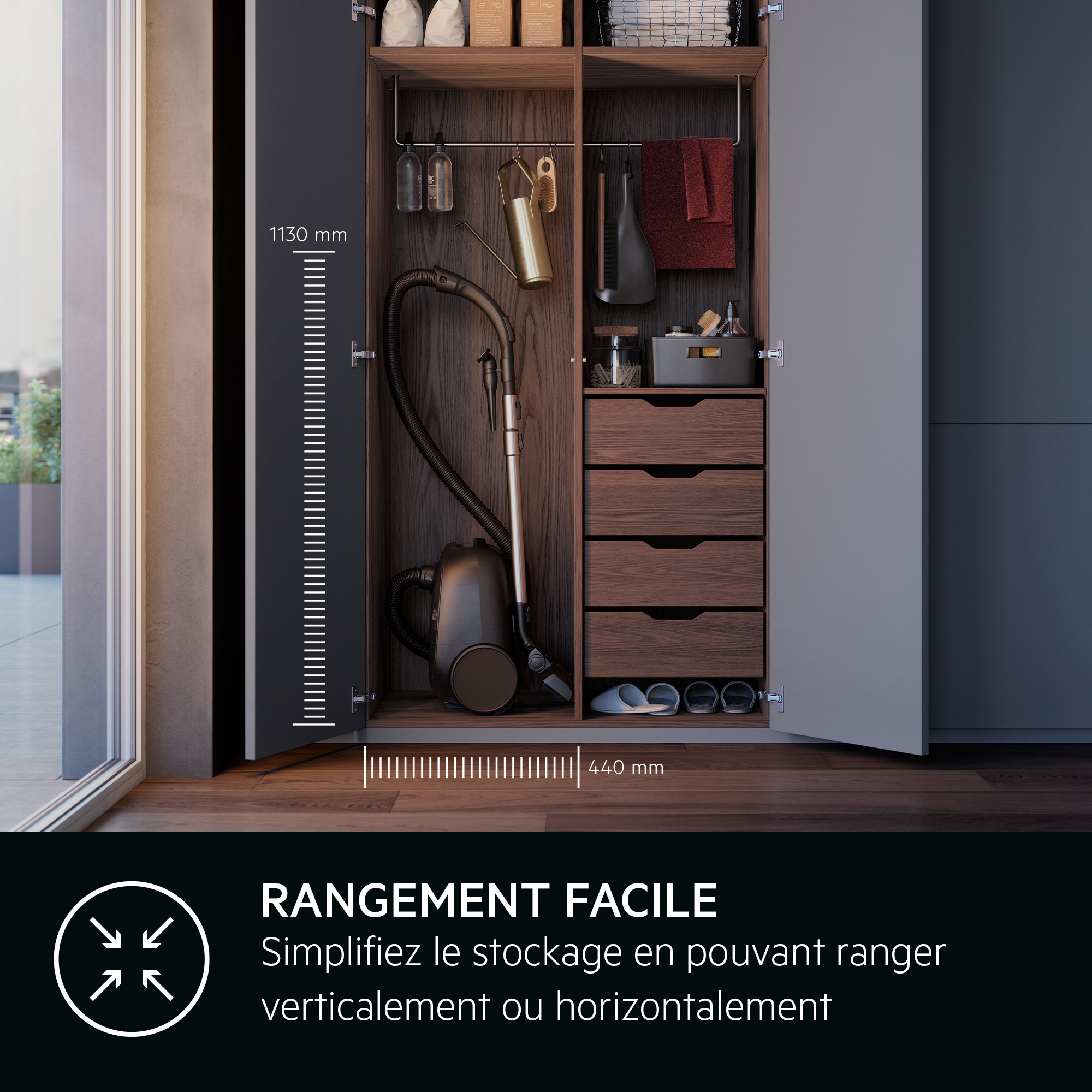 Un placard avec un aspirateur et des accessoires. Il y a des tiroirs et des étagères.