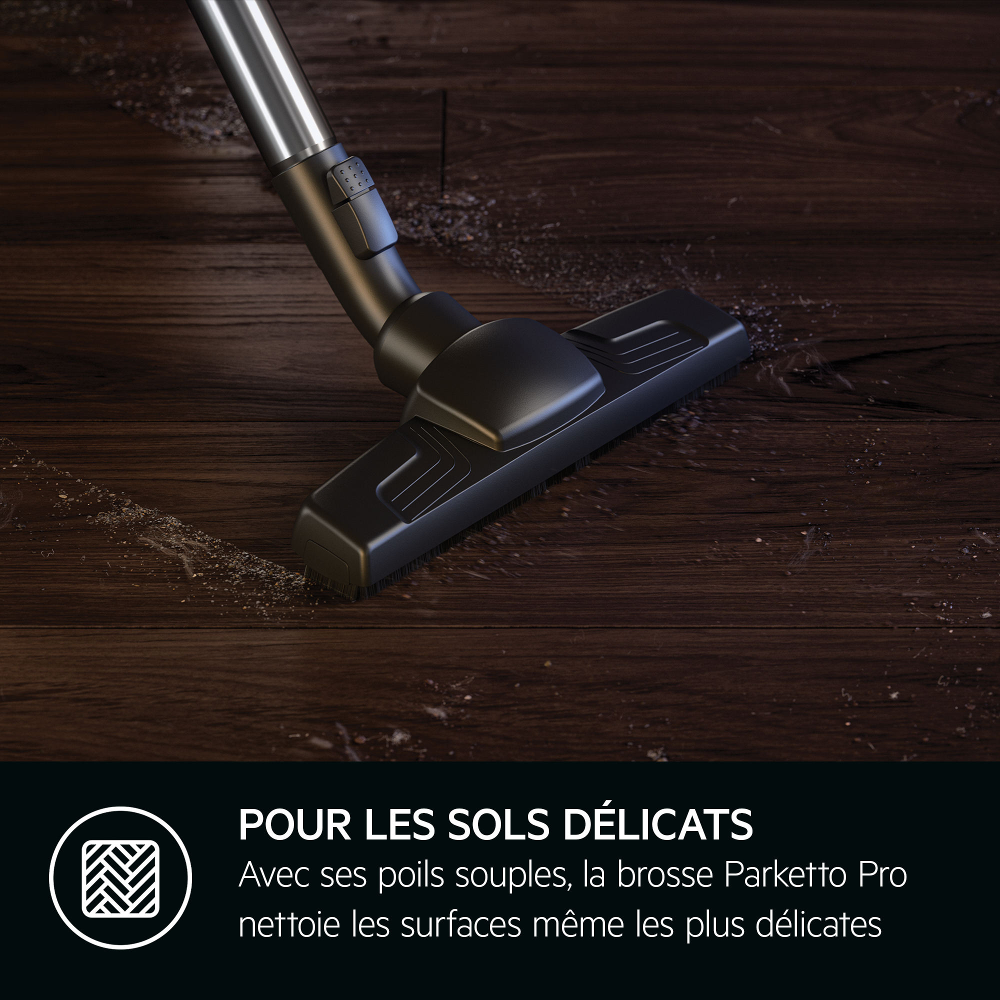 Tête d'aspirateur sur un sol en bois, avec texte sur les sols délicats.
