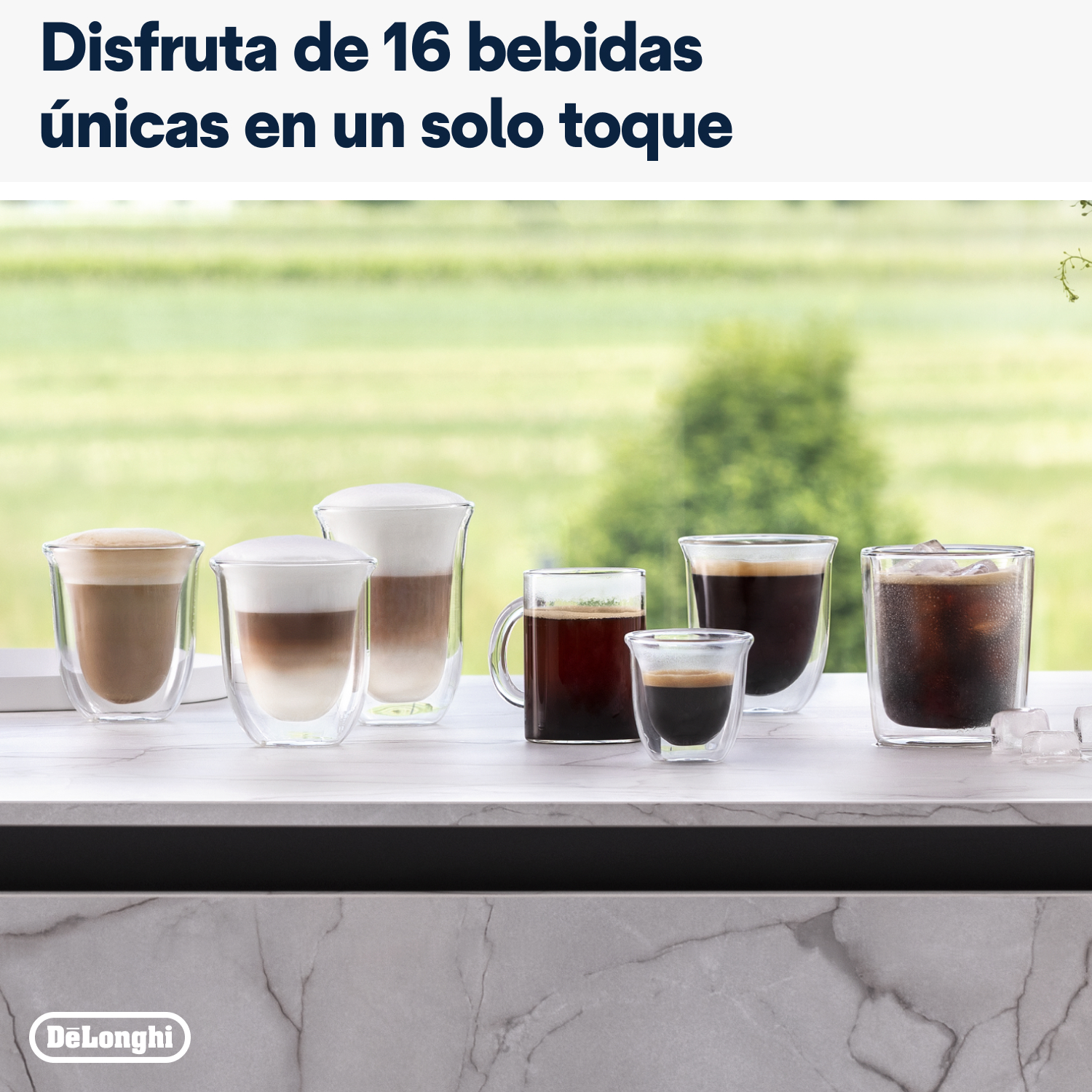 Bebidas de café en vasos transparentes sobre superficie blanca. Ventana y vegetación de fondo.