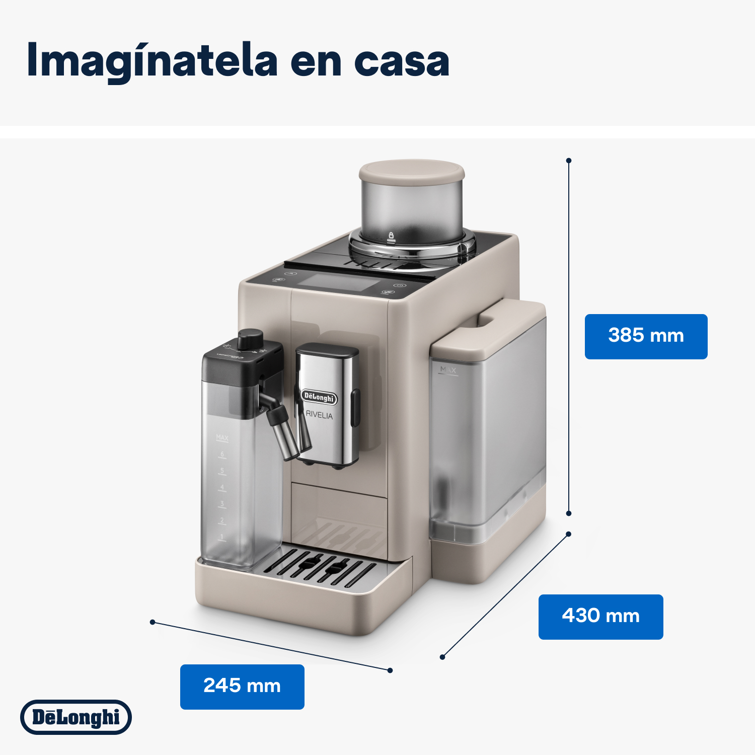 Cafetera DeLonghi Rivelia beige con etiquetas de dimensiones sobre un fondo blanco.