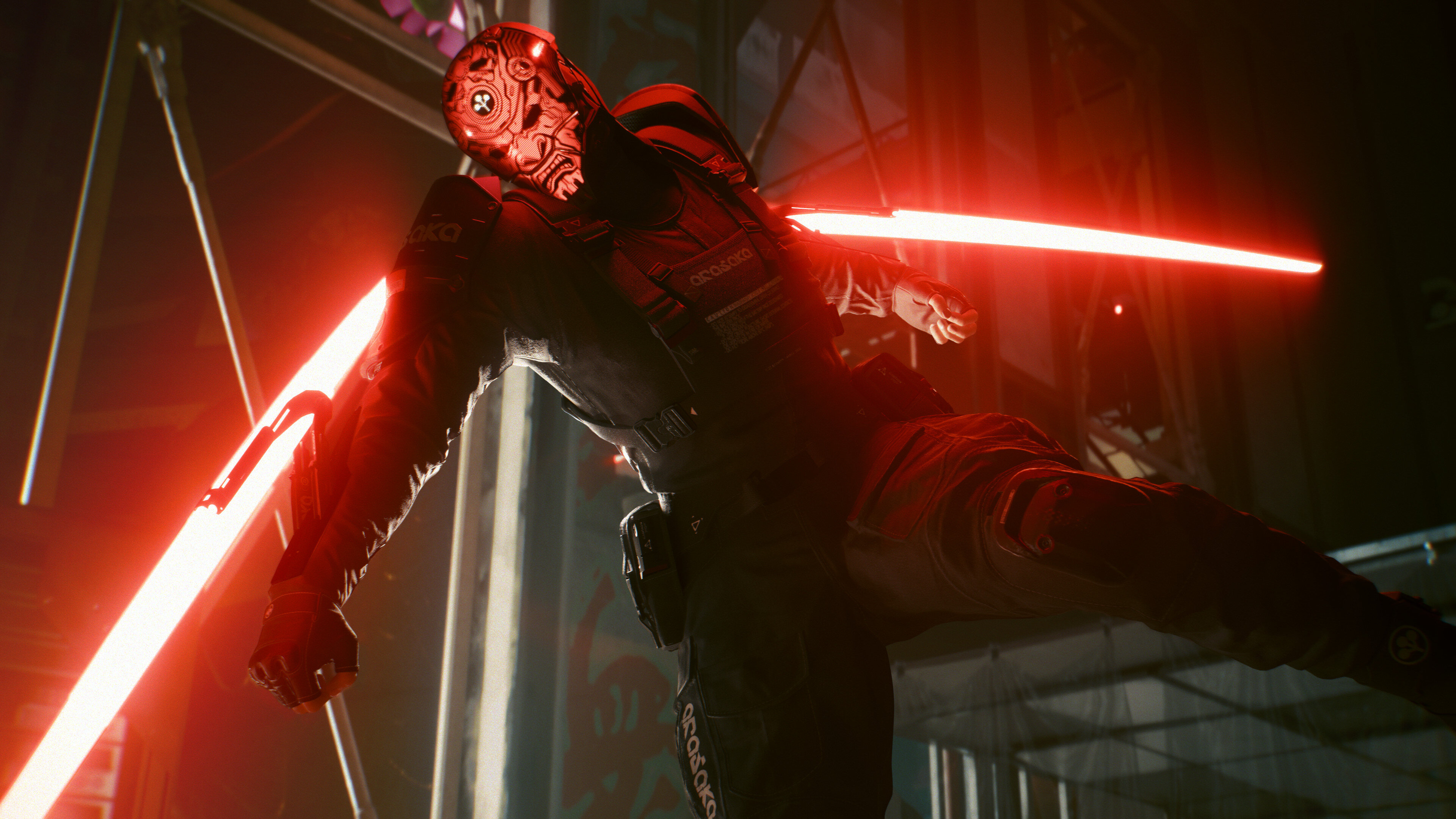 Osoba w czerwonym cybernetycznym kombinezonie z czerwoną maską i dwoma czerwonymi mieczami świetlnymi w ciemnym otoczeniu.