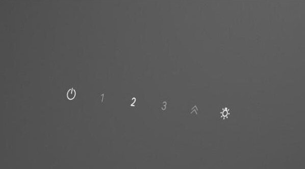 Ciemny panel sterowania z zasilaniem, cyframi 1-3, strzałką w górę i ikoną słońca na ciemnym tle.