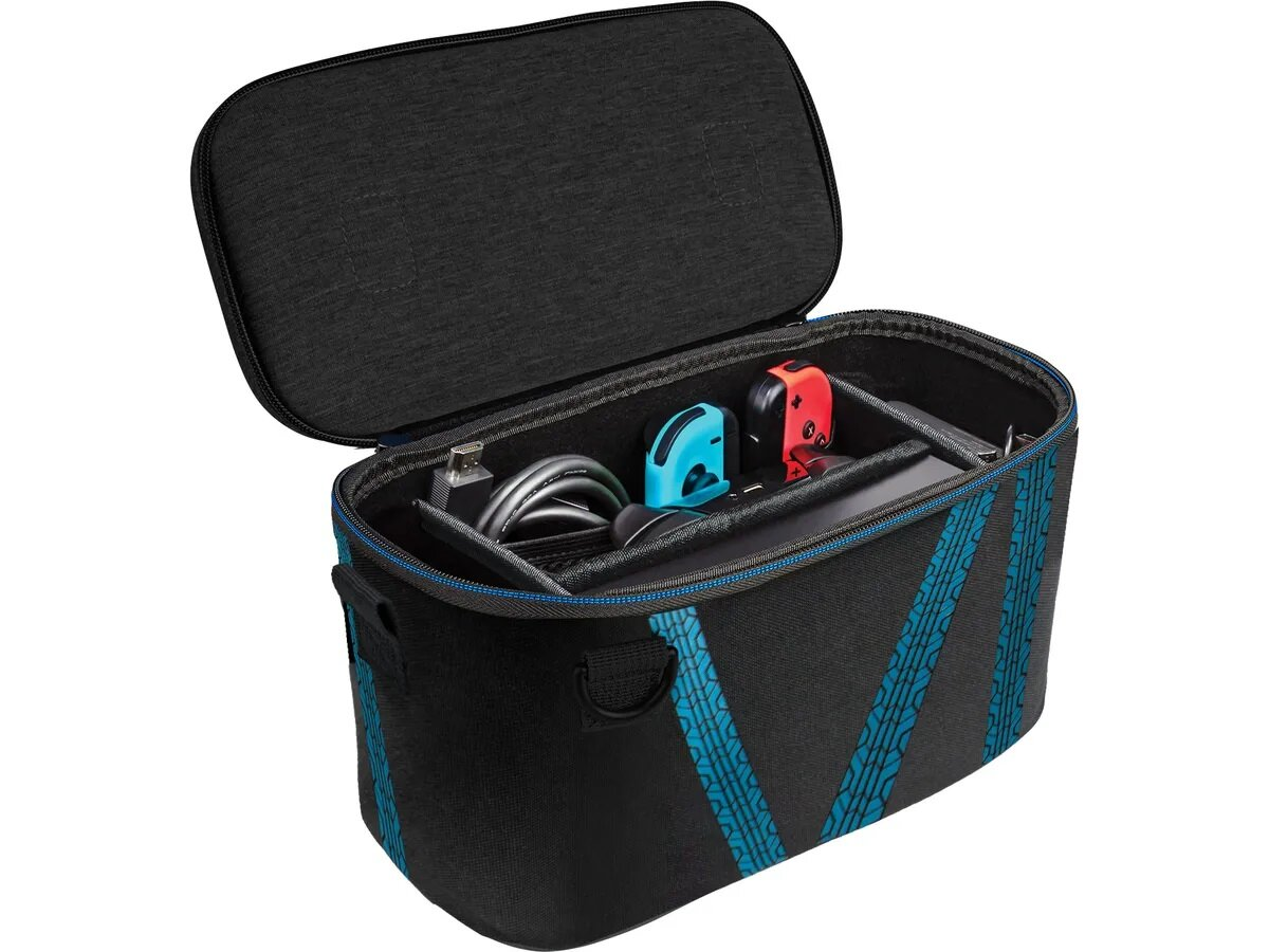 Czarna torba z niebieskimi akcentami, mieszcząca konsolę i kontrolery.