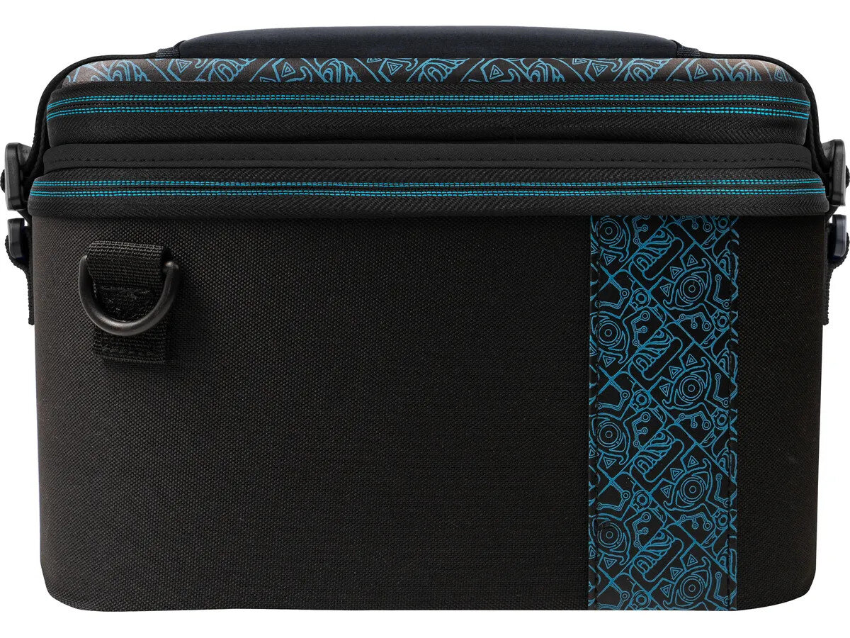 Czarna torba na aparat z niebieskimi wzorzystymi akcentami. Zawiera uchwyt i punkt mocowania paska. Projekt zawiera geometryczne kształty.