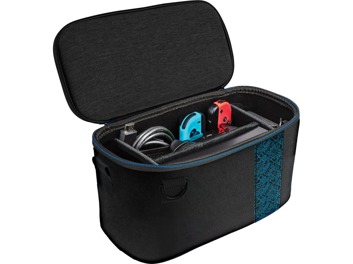 Czarna walizka transportowa, otwarta, z Nintendo Switch, kablami i kontrolerami w środku.