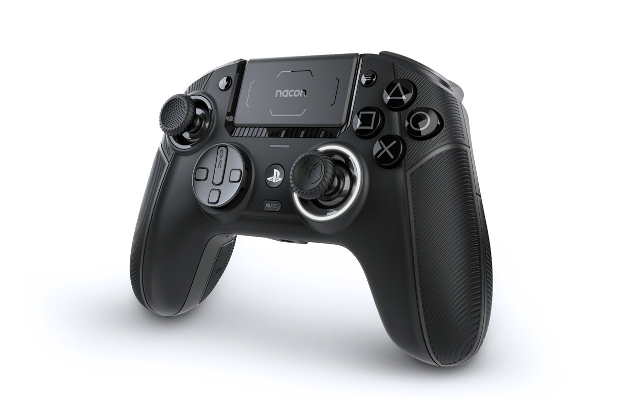 Czarny kontroler Nacon PS4 na białym tle. Posiada przyciski, gałki analogowe i panel dotykowy. Zawiera logo PlayStation.