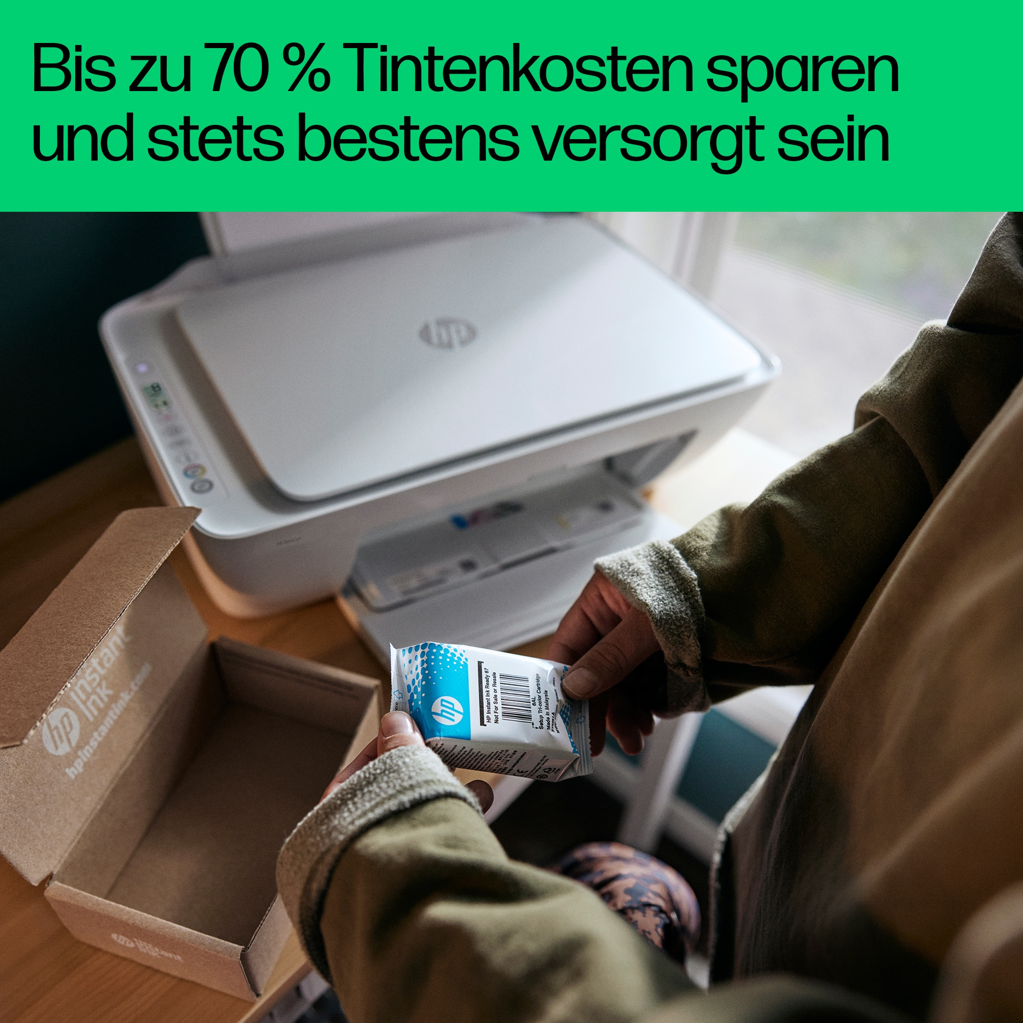 Person hält eine neue Druckerpatrone neben einem Drucker. Text über das Sparen von Tintenkosten.