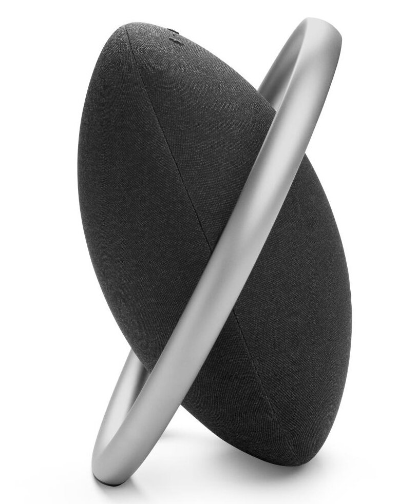 Szary głośnik ze srebrnym stojakiem w kształcie pętli. Widok pod kątem na białym tle.