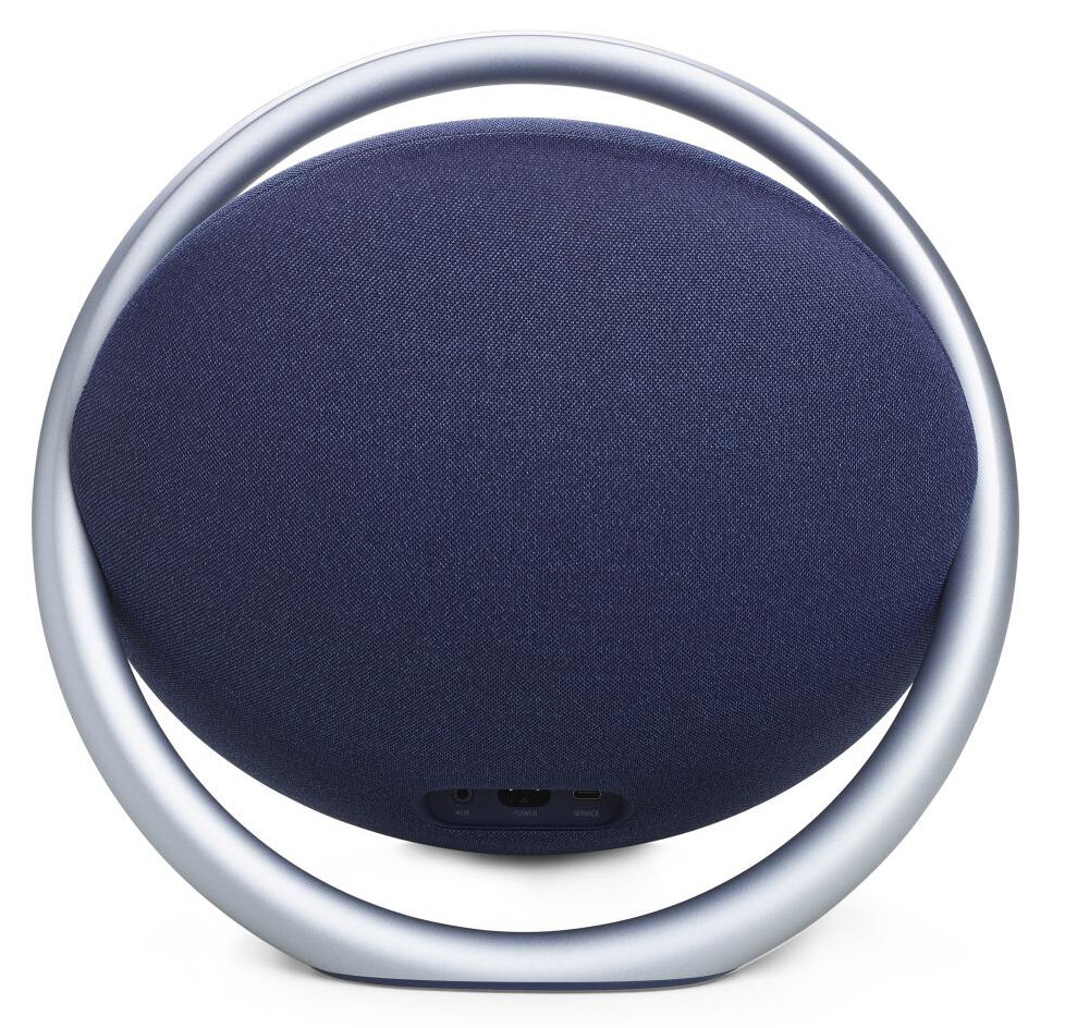 Niebieski i srebrny głośnik o owalnym kształcie i srebrnym uchwycie w kształcie łuku. Z tyłu znajdują się porty.