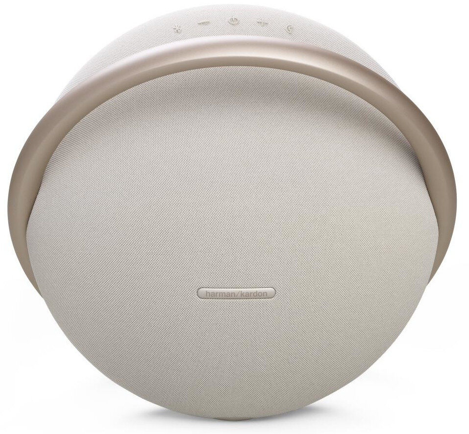 Biało-beżowy głośnik ze złotym uchwytem. Głośnik ma logo harman/kardon.