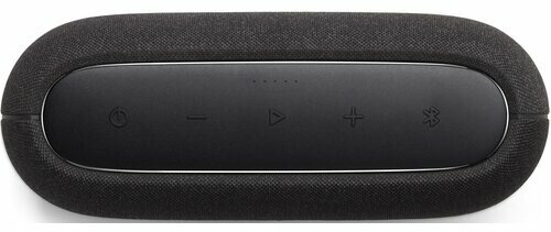 Czarny głośnik z materiałową osłoną i przyciskami sterowania na górze.