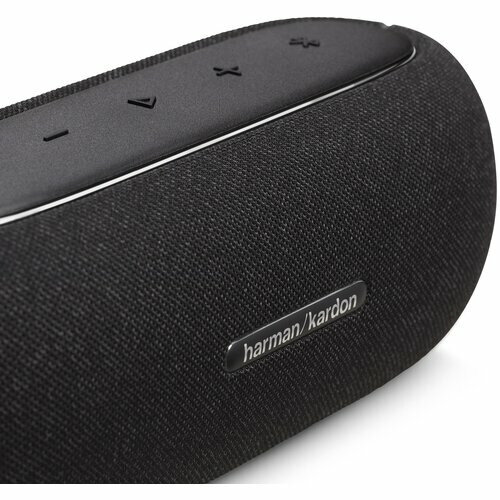 Czarny soundbar z logo Harman/Kardon. Głośnik ma zaokrąglone krawędzie i przyciski sterowania na górze.