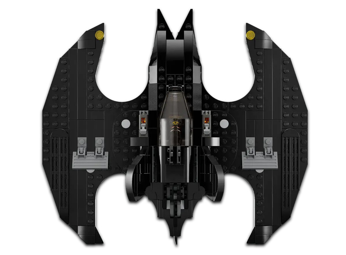 Czarny model Lego Batwing na białym tle. Model jest widokiem z góry.