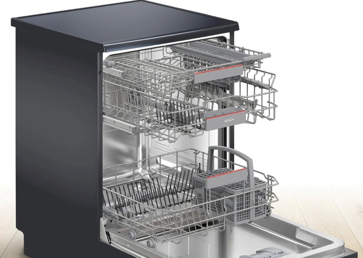 Zmywarka Bosch z otwartymi drzwiami, pokazująca wewnętrzne kosze i logo Bosch.