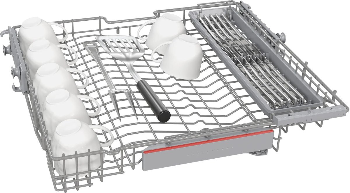 Stojak do zmywarki z filiżankami, szpatułką i sztućcami. Stojak jest szary.