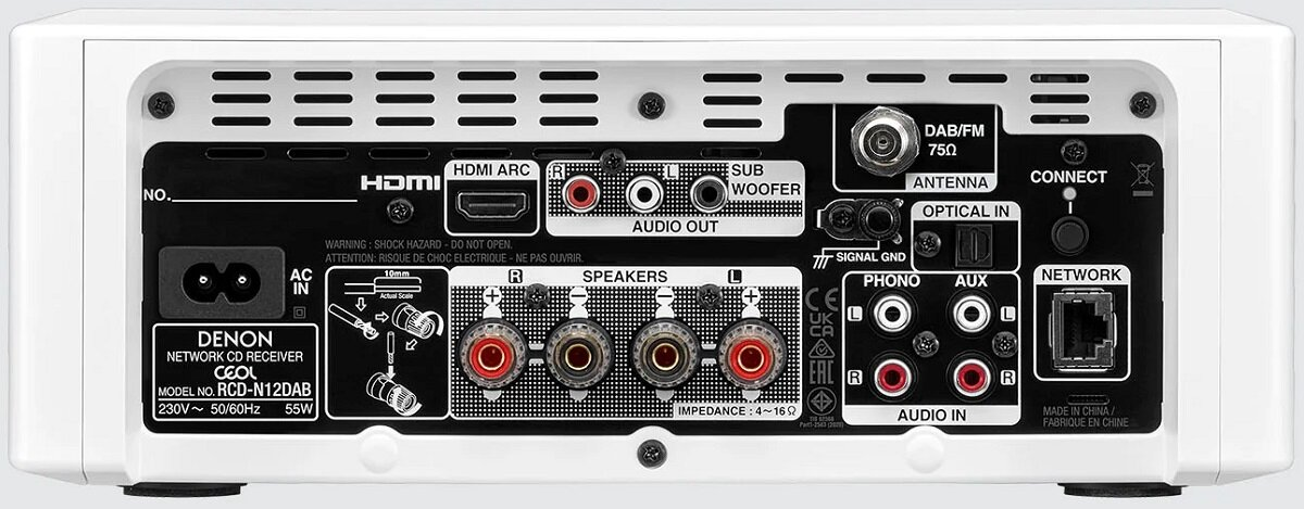 Tył białego odbiornika CD sieciowego Denon z portami i złączami.